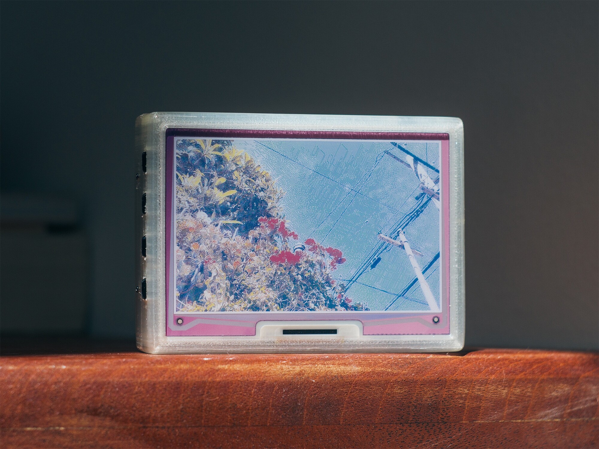 reFrame screen showing a photo on a desk